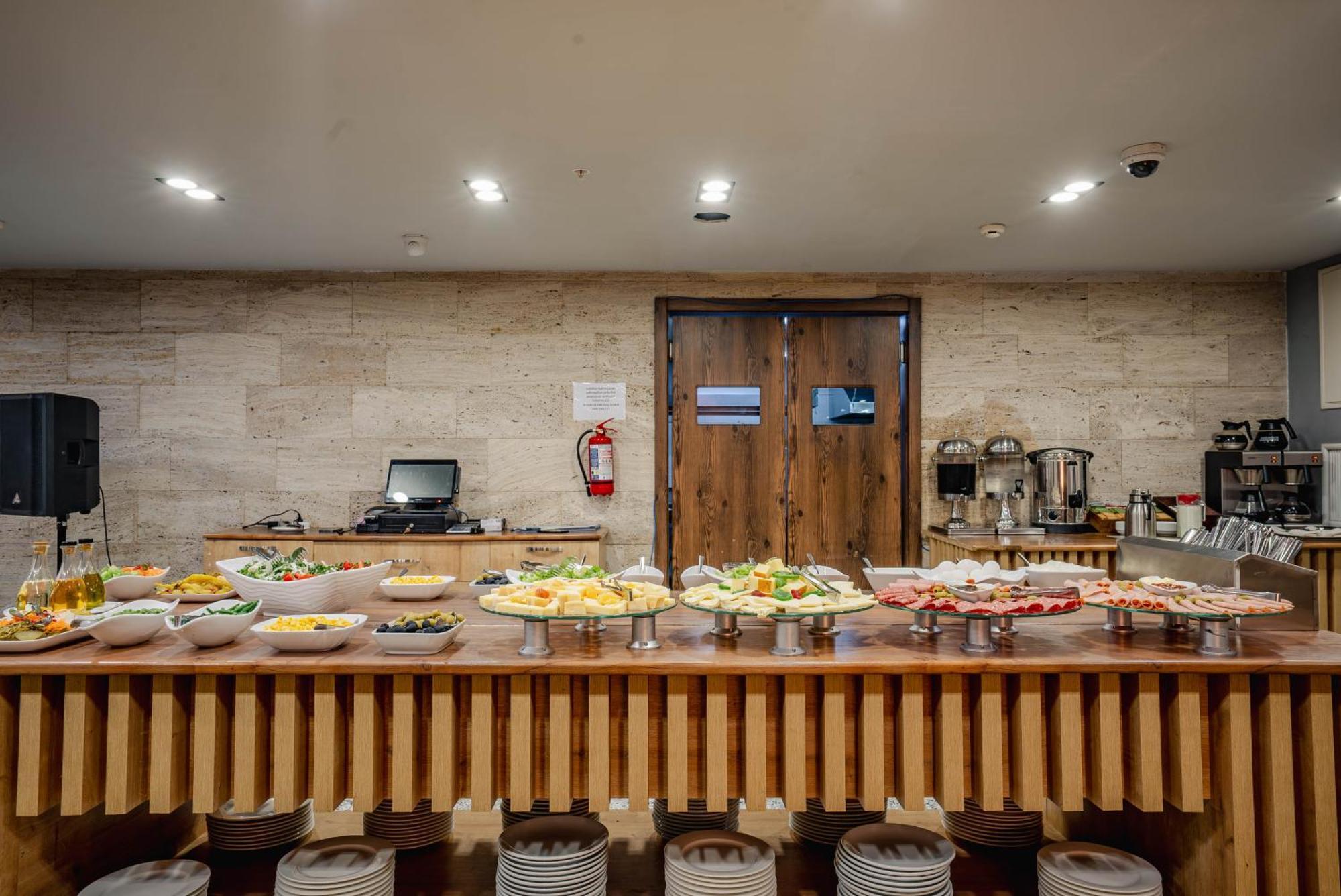 Gudauri Inn Buitenkant foto The buffet at the restaurant