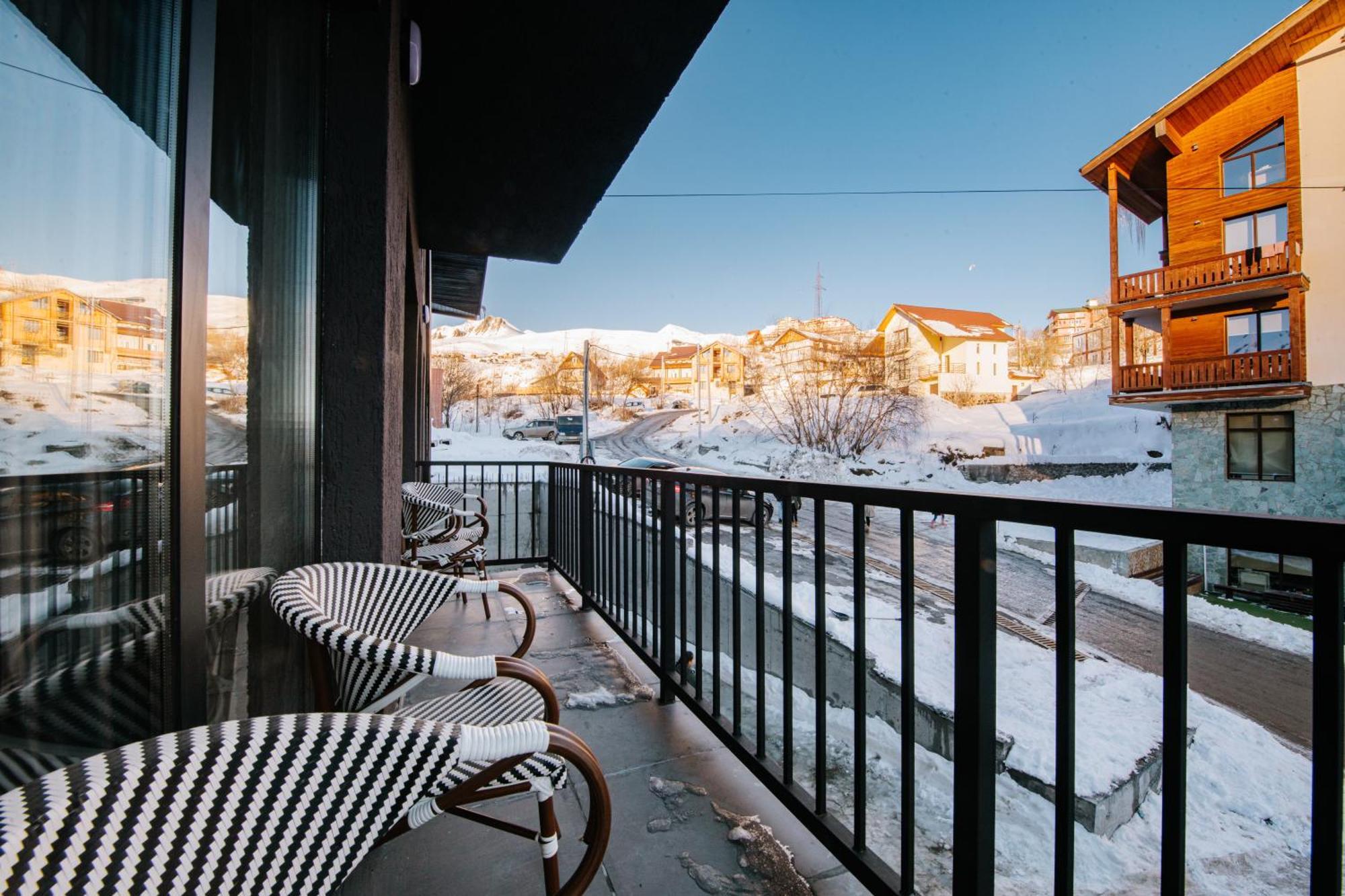 Gudauri Inn Kamer foto A balcony in the winter
