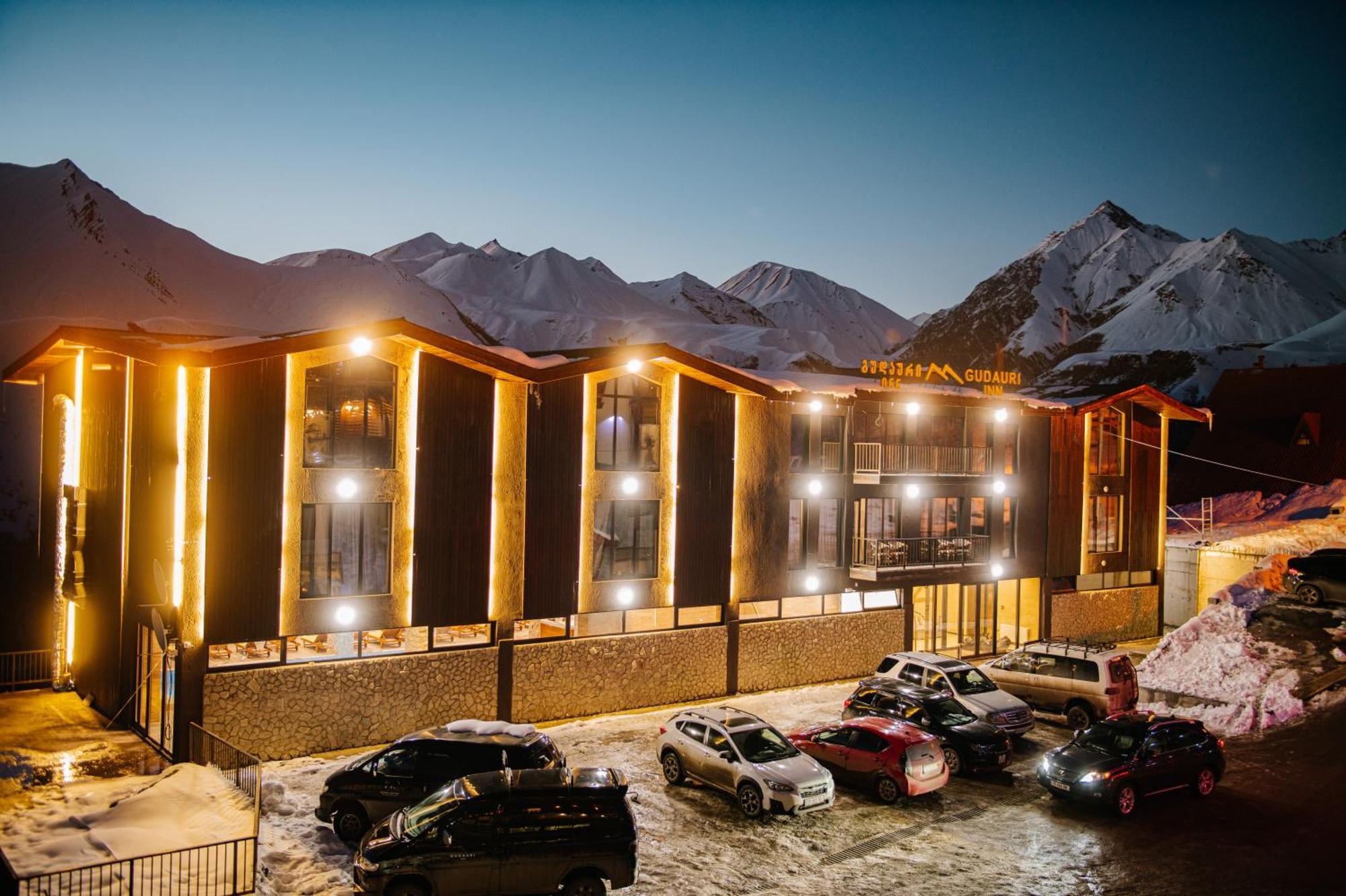 Gudauri Inn Buitenkant foto The hotel at night